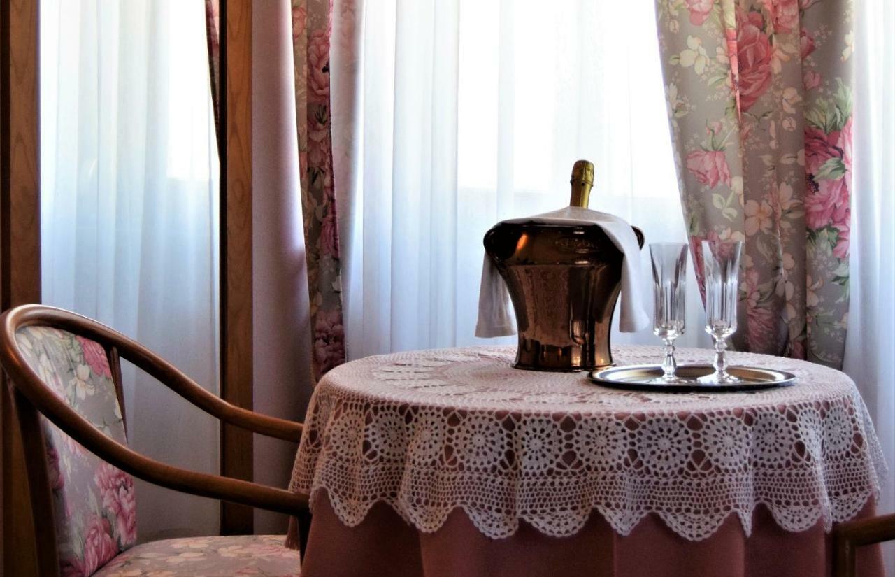 Villa Torre - Atmosfera Romantica Бренцоне-суль-Гарда Екстер'єр фото